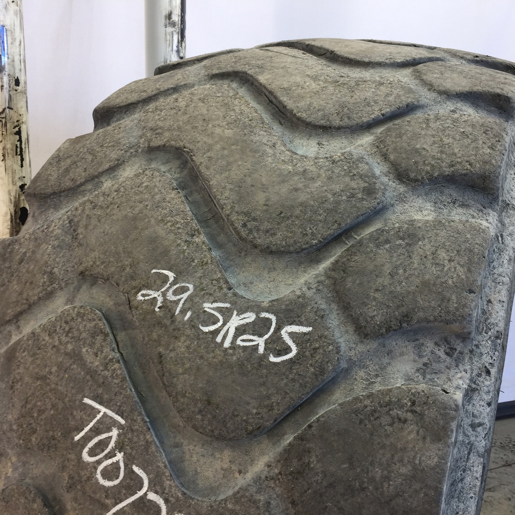 29.5/R25 Michelin XHA2 E-3/L-3 216 A2 35%