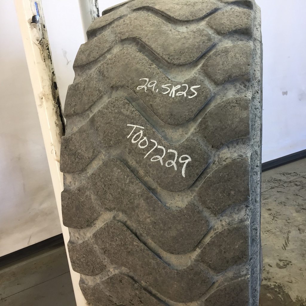 29.5/R25 Michelin XHA2 E-3/L-3 216 A2 35%