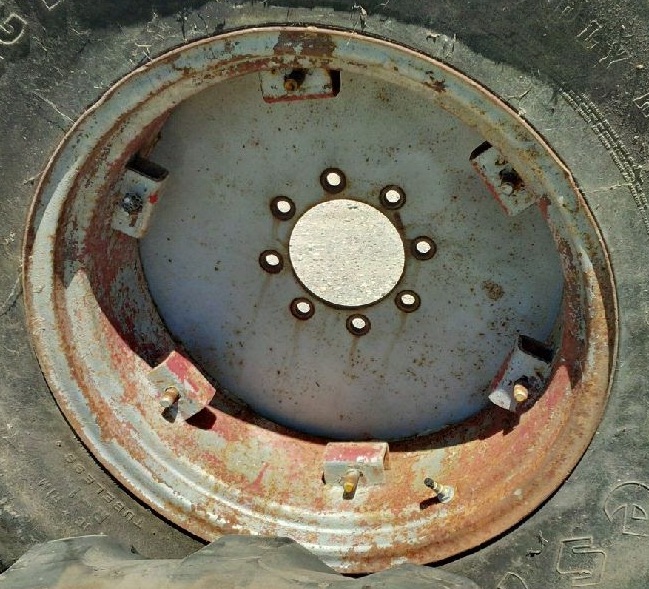 8-Hole Rim with Clamp/U-Clamp Center for 24" Rim, Case IH Silver Mist