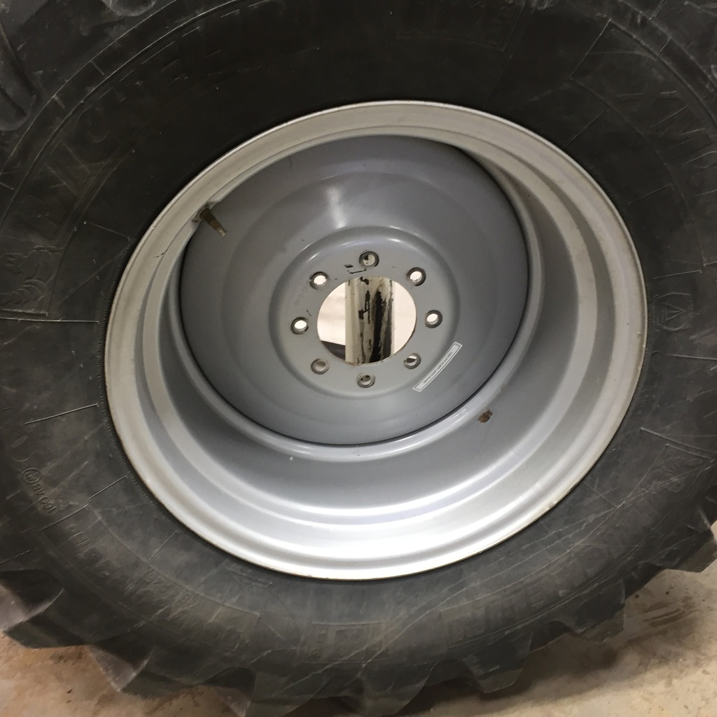 480/80R26 Michelin XMCL R-4 on Case IH Silver Mist 8-Hole Formed Plate 85%