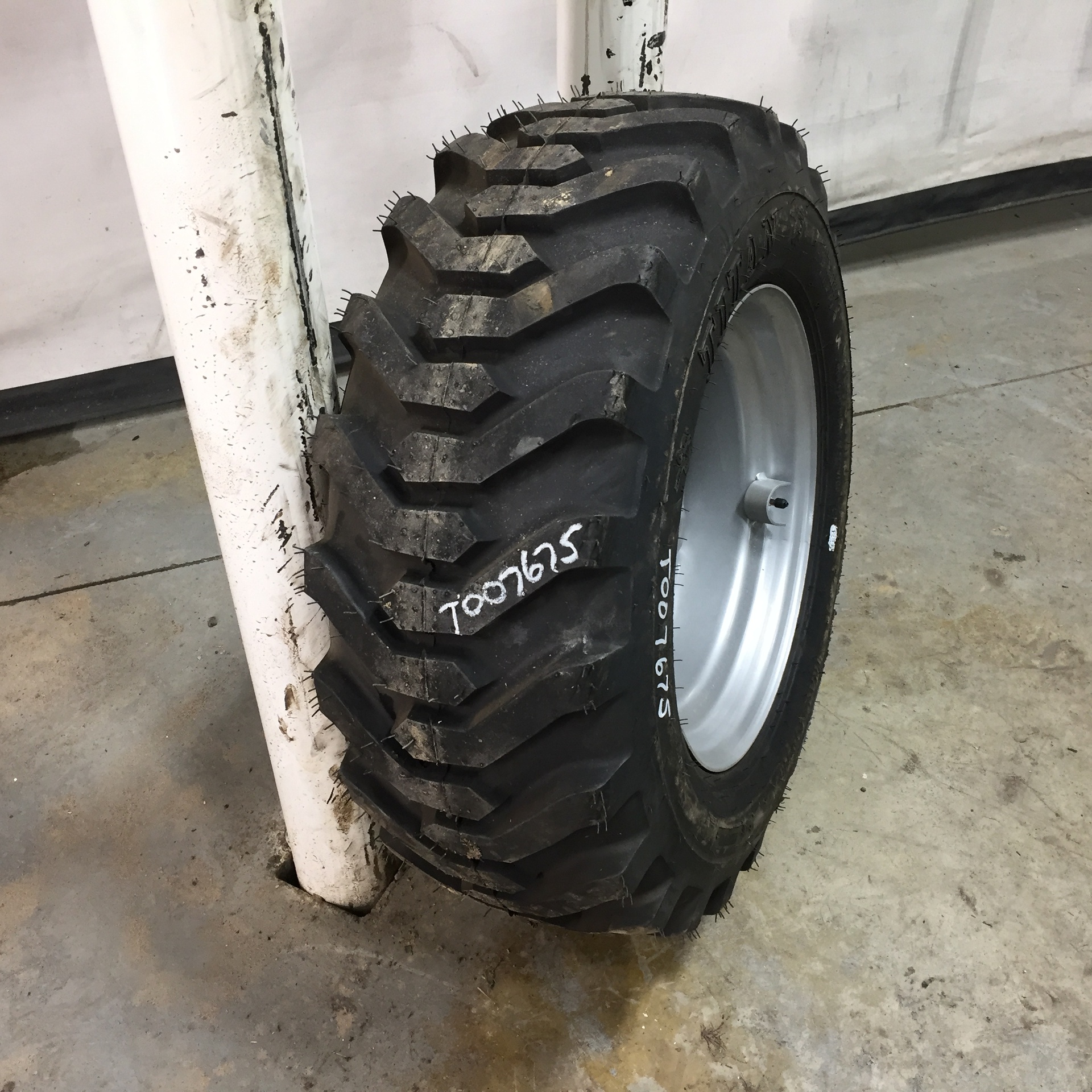 Used10/16.5 Titan Farm Trac Loader SS R4 Agricultural Tires for Sales