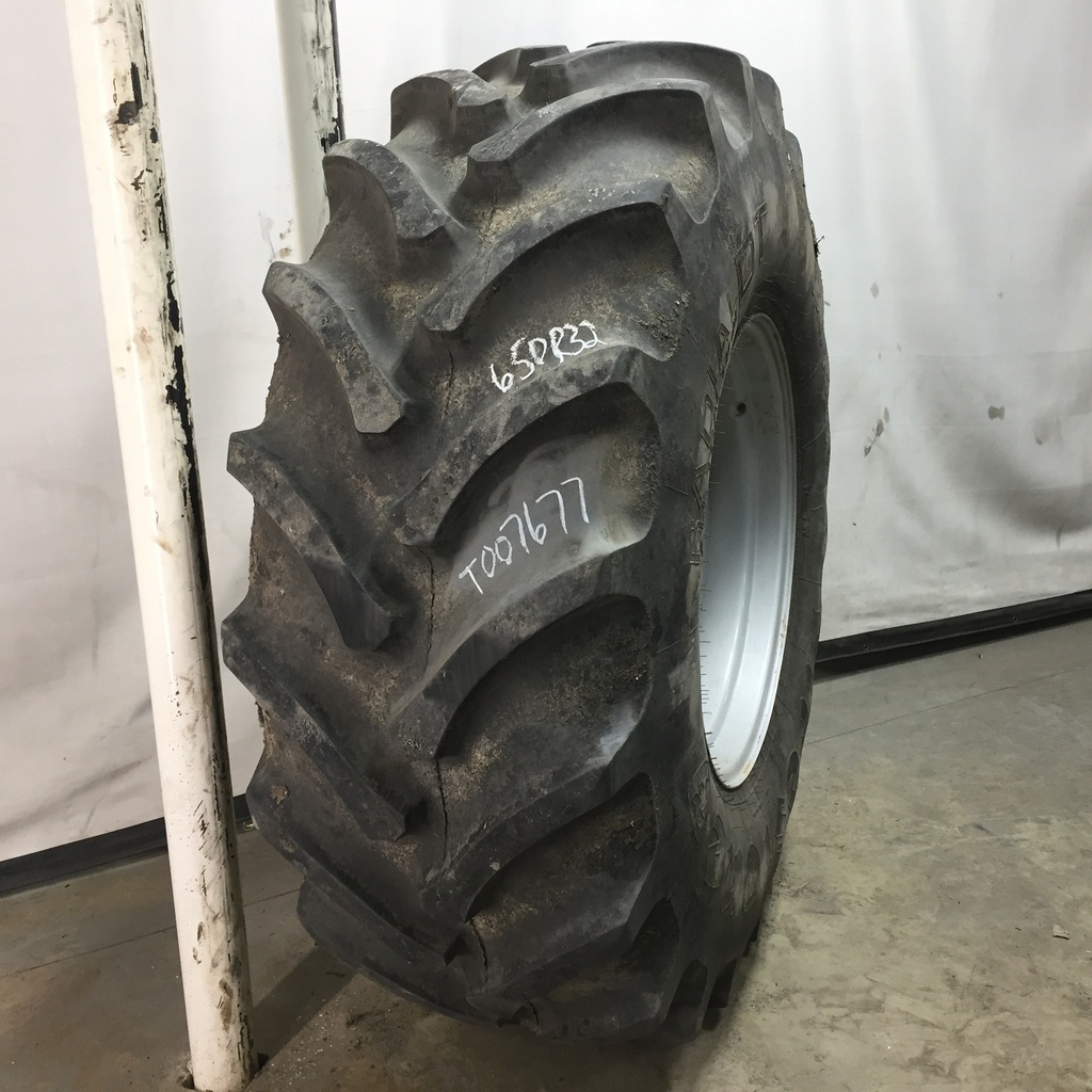 650/75R32 Firestone Radial All Traction DT R-1W on Case IH Silver Mist 10-Hole Formed Plate 85%