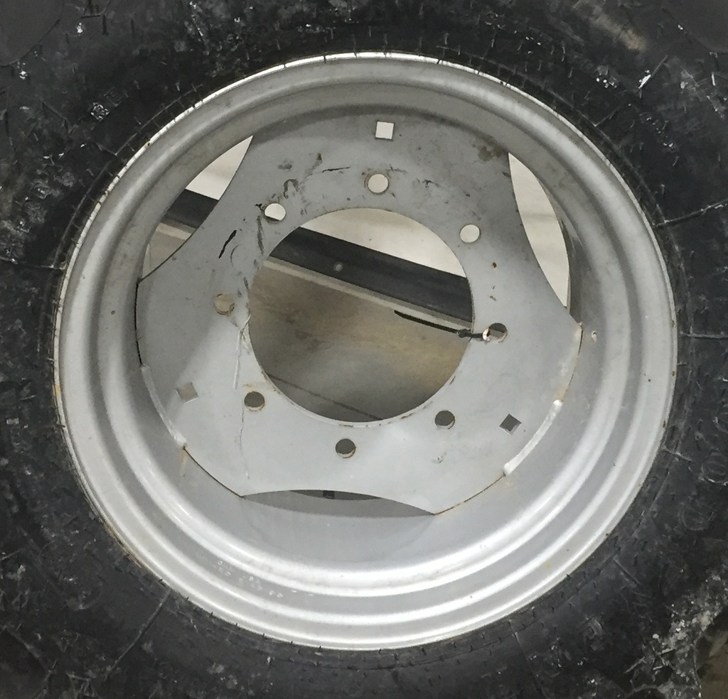 14"W x 20"D, Case IH Silver Mist 8-Hole Flat Plate