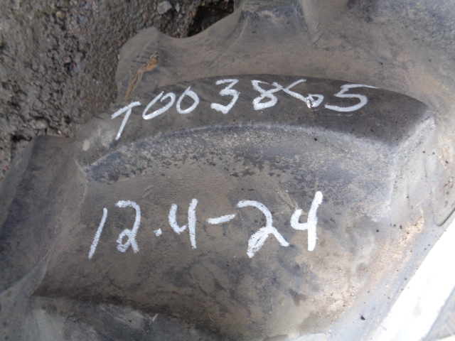 12.4/-24 Titan Farm Hi Traction Lug R-1 on Case IH Silver Mist 8-Hole Formed Plate 55%