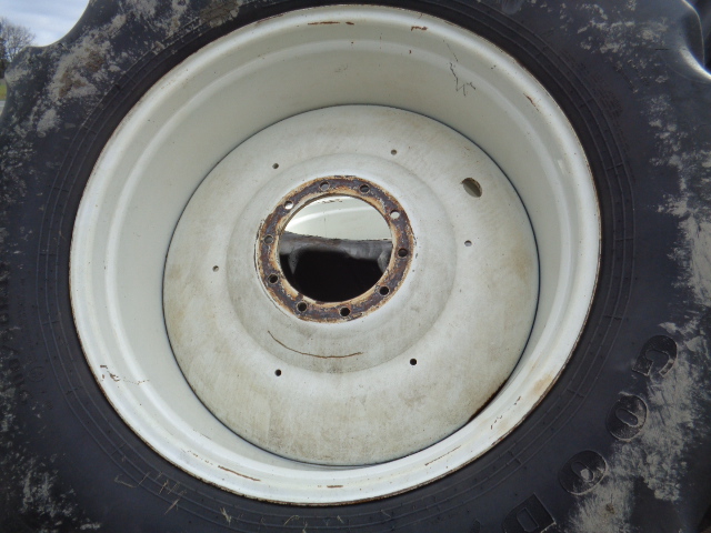 LSW 900/50R42 Goodyear Farm DT830 Optitrac R-1W on New Holland White 10-Hole Formed Plate 75%