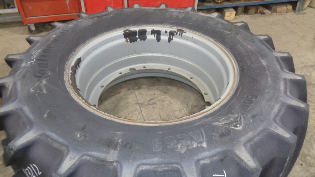 650/65R38 Continental AC65 Contract R-1W on Case IH Silver Mist 12-Hole Stub Disc 99%