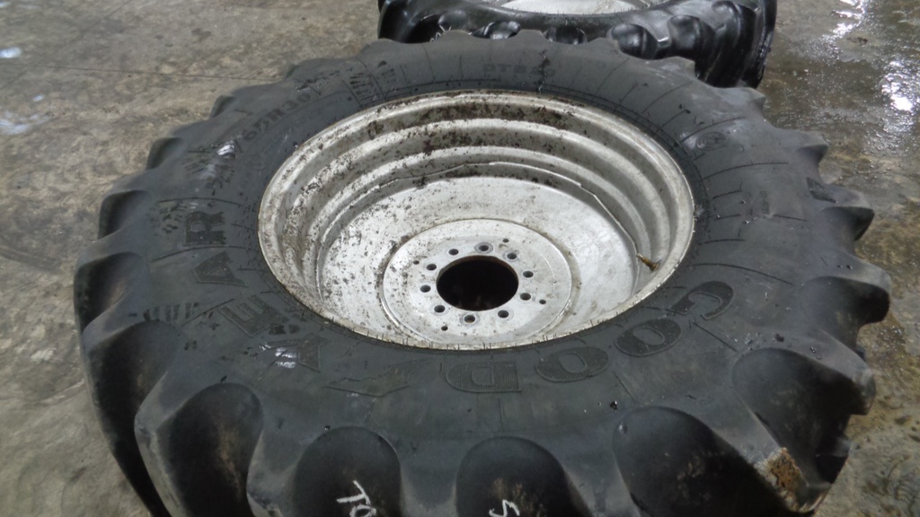 540/65R30 Goodyear Farm DT820 Super Traction R-1W on Case IH Silver Mist 10-Hole Formed Plate 85%