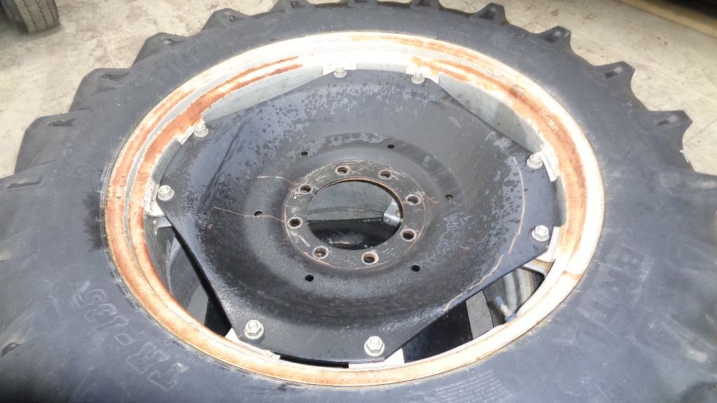 8-Hole Rim with Clamp/U-Clamp (groups of 2 bolts) Center for 36" Rim, Black