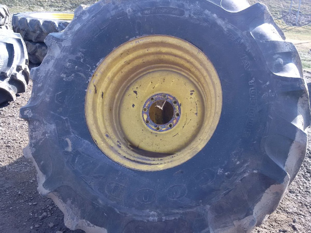 28/L-26 Goodyear Farm Dyna Torque II R-1 on John Deere Yellow 8-Hole Formed Plate 50%