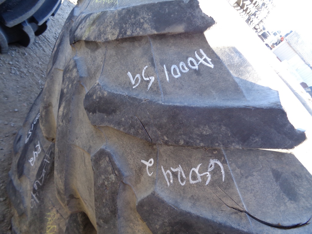 650/65R42 Trelleborg TM800 R-1W on New Holland White 12-Hole Stub Disc 20%