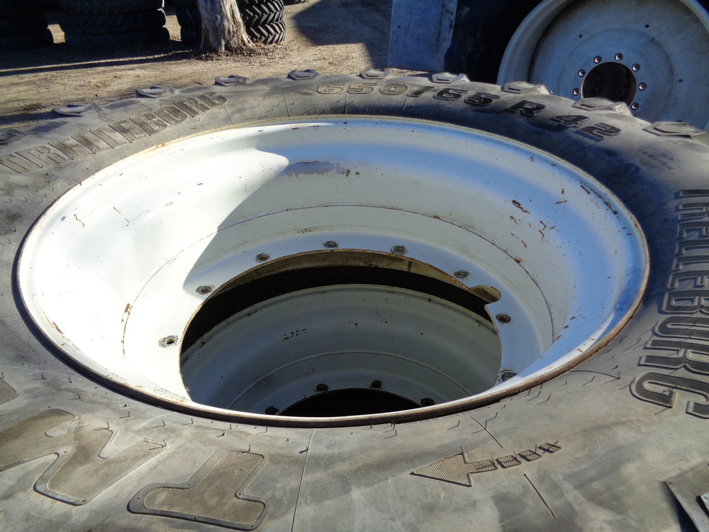 650/65R42 Trelleborg TM800 R-1W on New Holland White 12-Hole Stub Disc 20%
