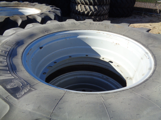 620/70R38 Michelin MegaXBib R-1W on Case IH Silver Mist 12-Hole Stub Disc 65%