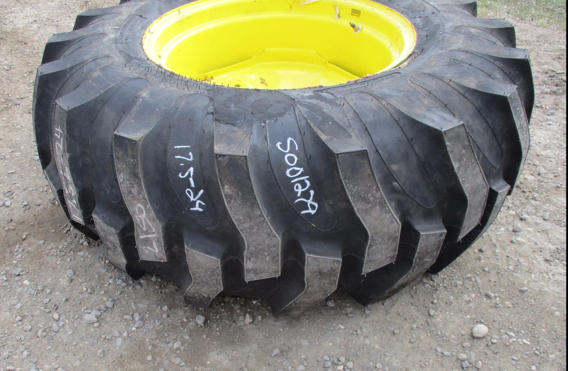 Used17.5/L24 Titan Farm Industrial Tractor Lug R4 on Formed Plate