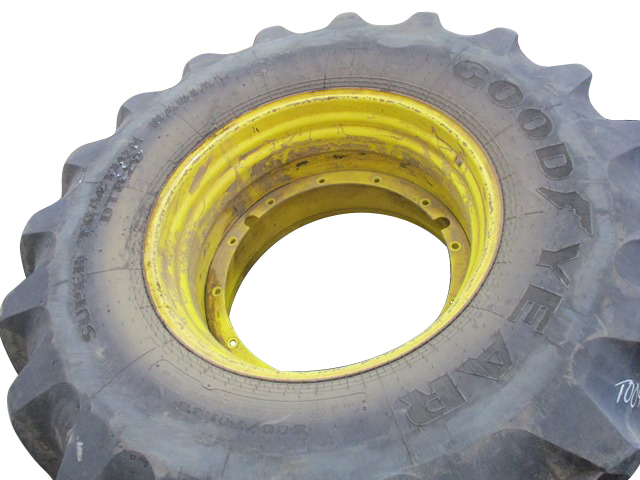 800/70R38 Goodyear Farm DT820 Super Traction R-1W on John Deere Yellow 12-Hole Stub Disc 85%