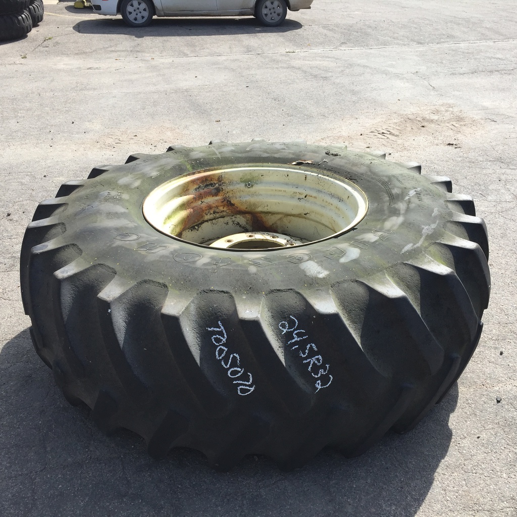 24.5/R32 Firestone Radial All Traction 23 R-1 on Cream 10-Hole Formed Plate 60%