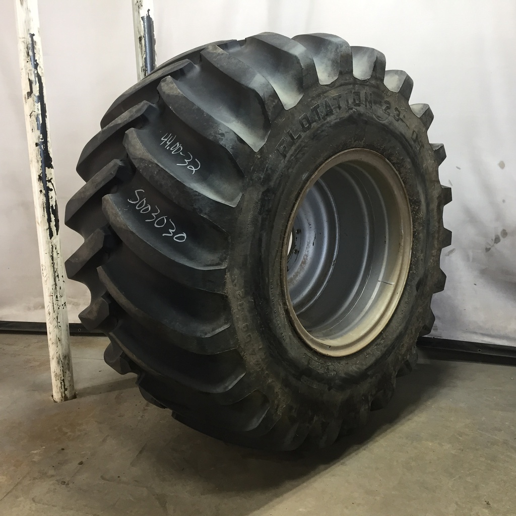 73/44.00-32 Firestone Flotation 23 DT HF-3 on Case IH Silver Mist 10-Hole Formed Plate 90%