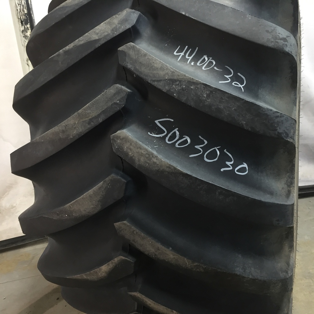 73/44.00-32 Firestone Flotation 23 DT HF-3 on Case IH Silver Mist 10-Hole Formed Plate 90%