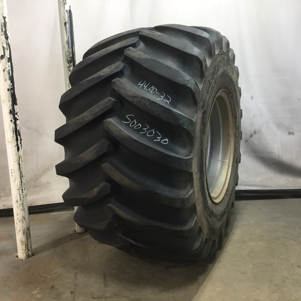 73/44.00-32 Firestone Flotation 23 DT HF-3 on Case IH Silver Mist 10-Hole Formed Plate 90%