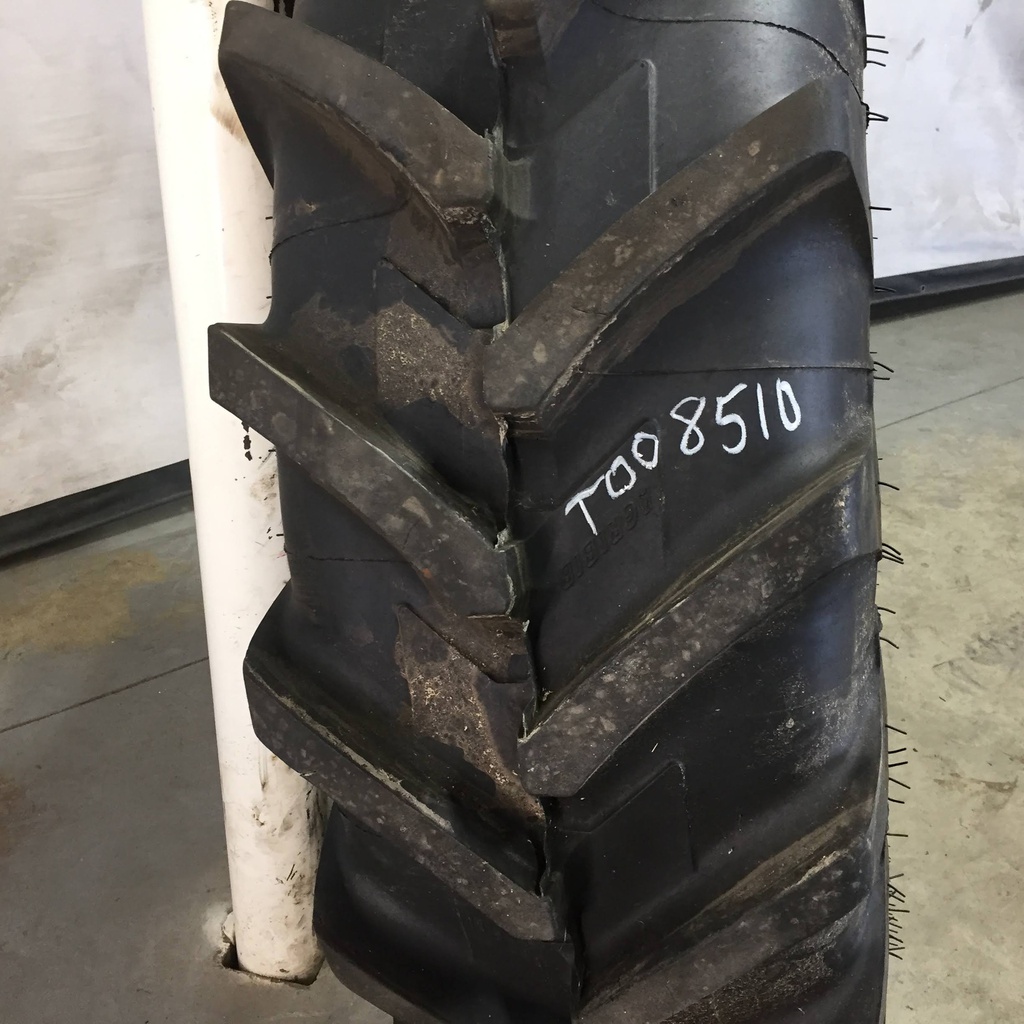 14.9/R28 Michelin AgriBib R-1W on Case IH Silver Mist 8-Hole Stub Disc 90%