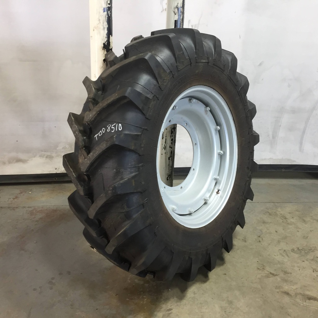 14.9/R28 Michelin AgriBib R-1W on Case IH Silver Mist 8-Hole Stub Disc 90%