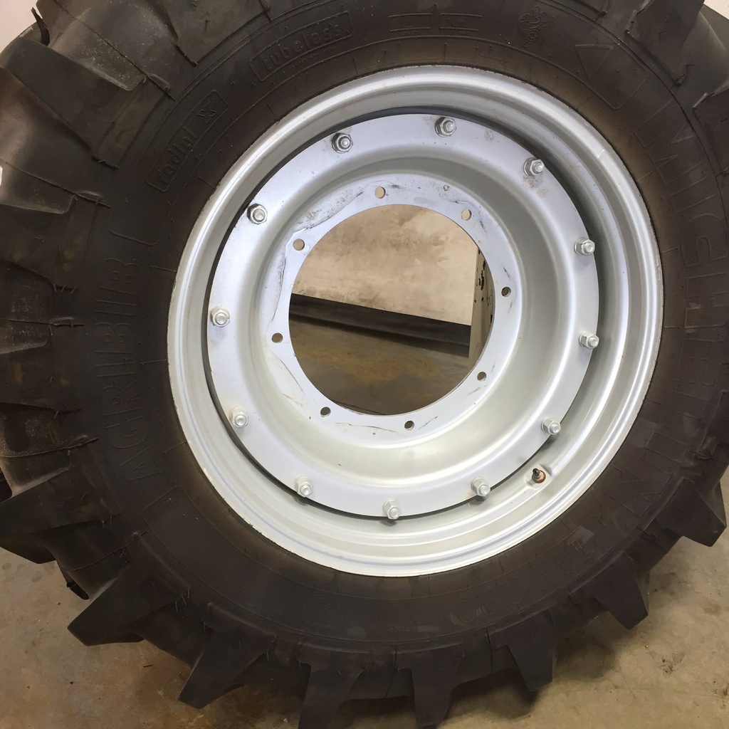 14.9/R28 Michelin AgriBib R-1W on Case IH Silver Mist 8-Hole Stub Disc 90%