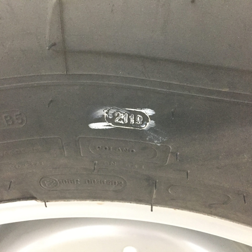 14.9/R28 Michelin AgriBib R-1W on Case IH Silver Mist 8-Hole Stub Disc 90%