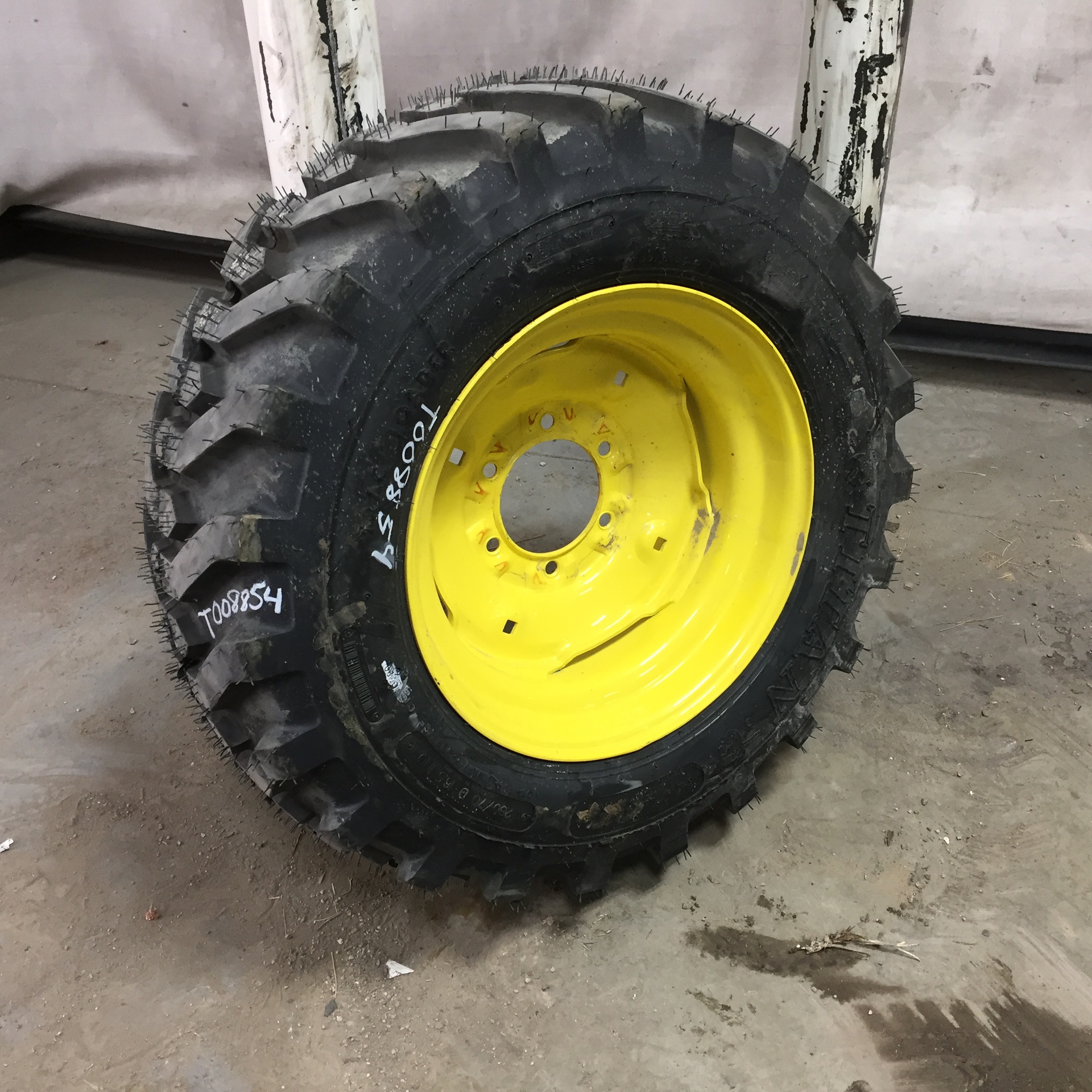 Used260/70D16.5 Titan Farm Trac Loader SS R4 on Formed Plate