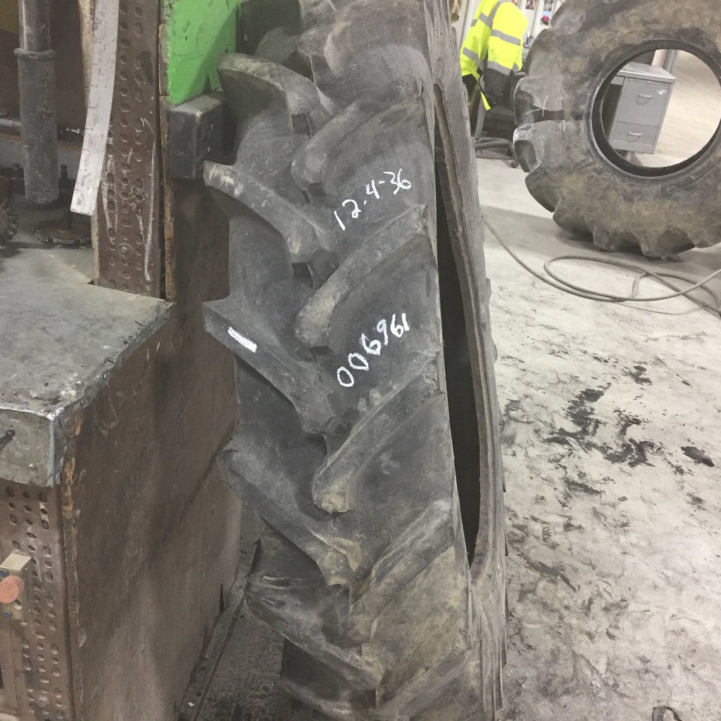 12.4/-36 Galaxy Super Tractor R-1, E (10 Ply) 85%
