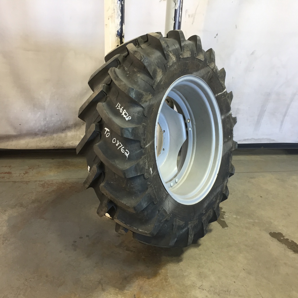 13.6/R28 Michelin AgriBib R-1W on Case IH Silver Mist 8-Hole Stub Disc (groups of 2 bolts) 85%