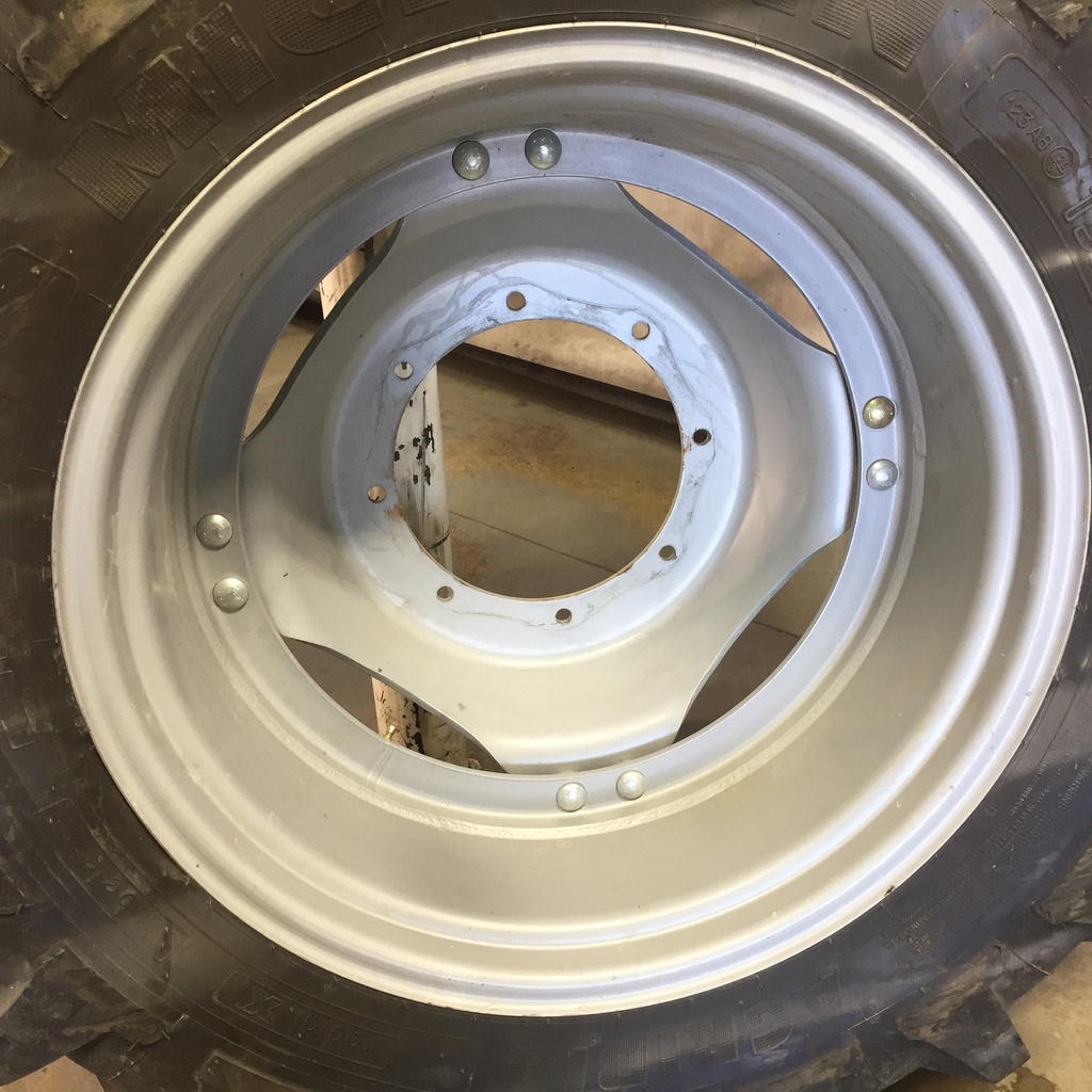 13.6/R28 Michelin AgriBib R-1W on Case IH Silver Mist 8-Hole Stub Disc (groups of 2 bolts) 85%