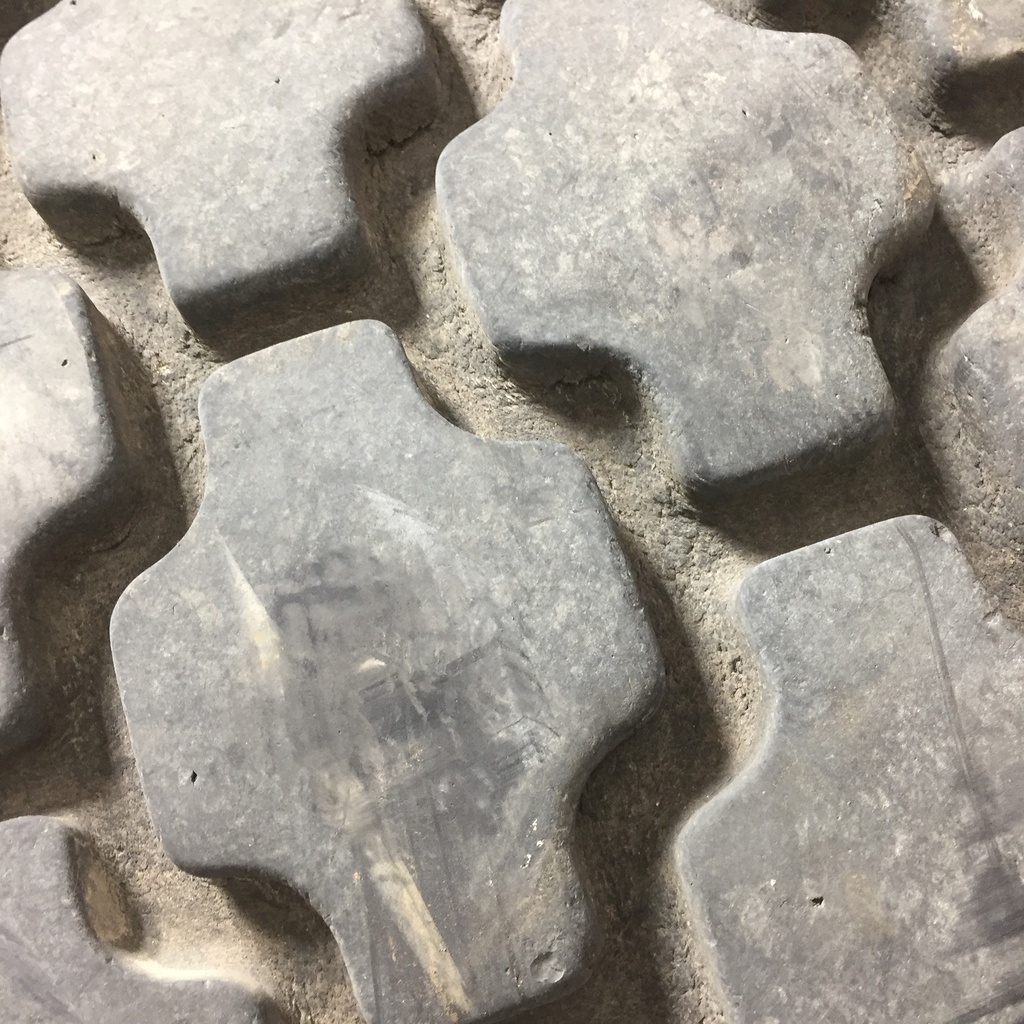 30.5/L-32 Firestone All Non-Skid Tractor R-3, G (14 Ply) 75%