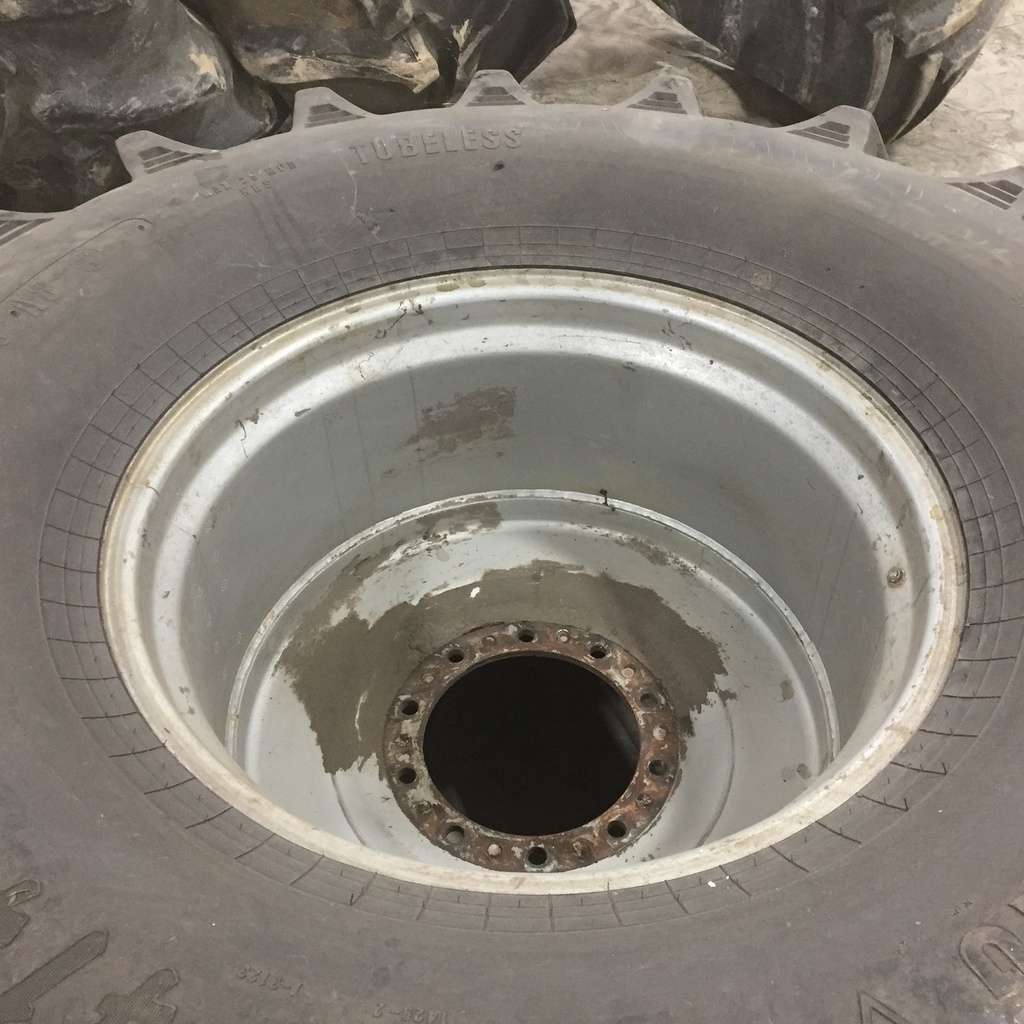 900/60-32 Trelleborg T414 R-1W on Case IH Silver Mist 10-Hole Formed Plate 80%