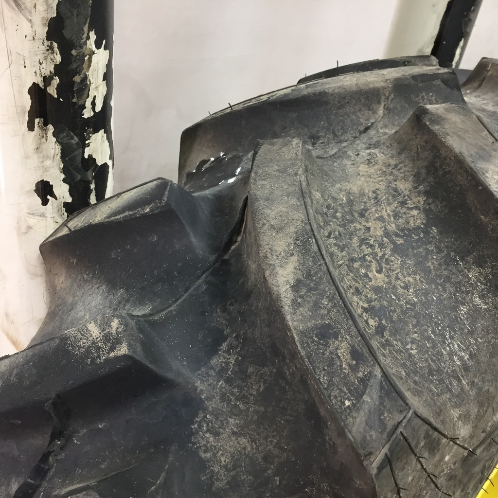 13.6/-28 Titan Farm Hi Traction Lug R-1, B (4 Ply) 90%