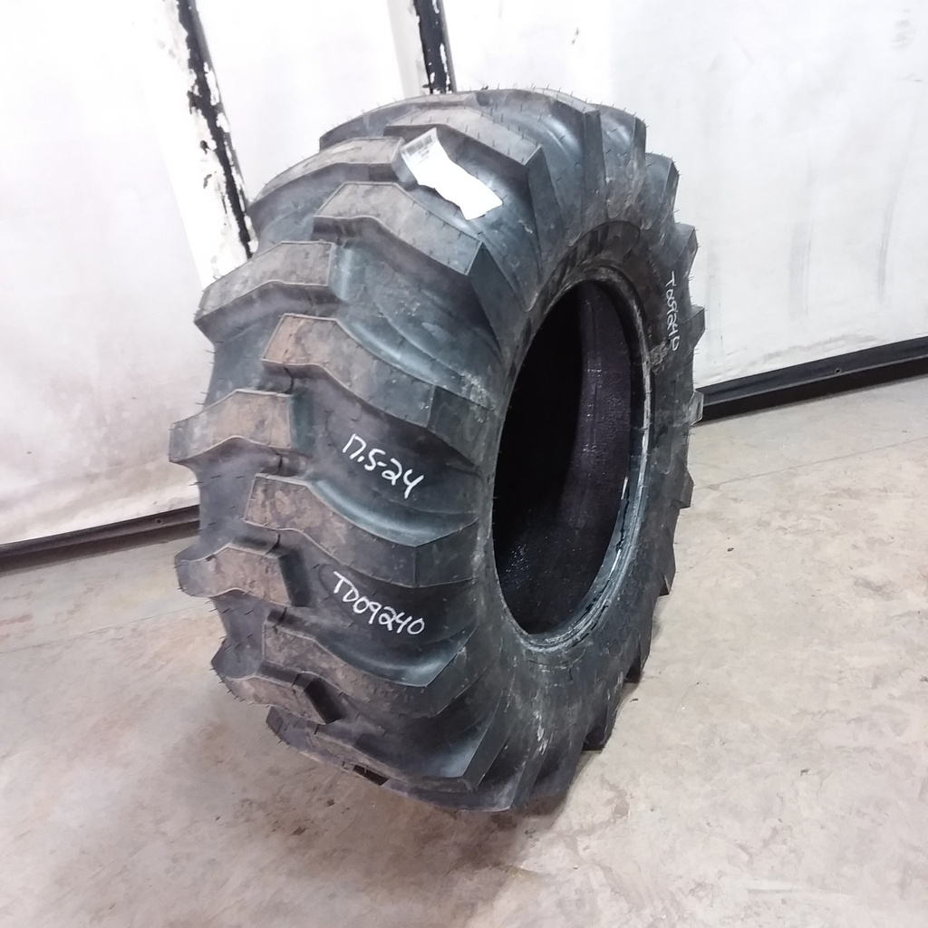17.5/L-24 Titan Farm Industrial Tractor Lug R-4, C (6 Ply) 99%
