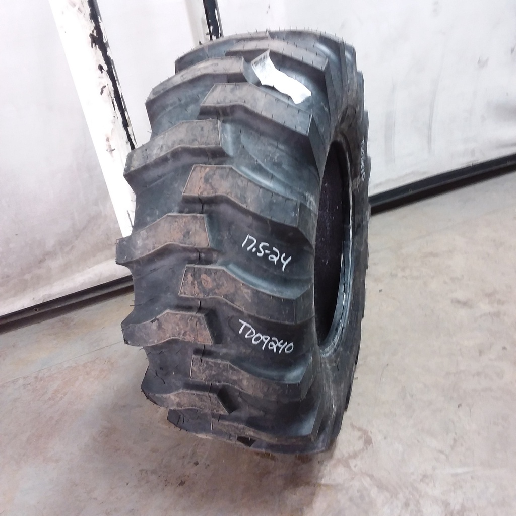 17.5/L-24 Titan Farm Industrial Tractor Lug R-4, C (6 Ply) 99%