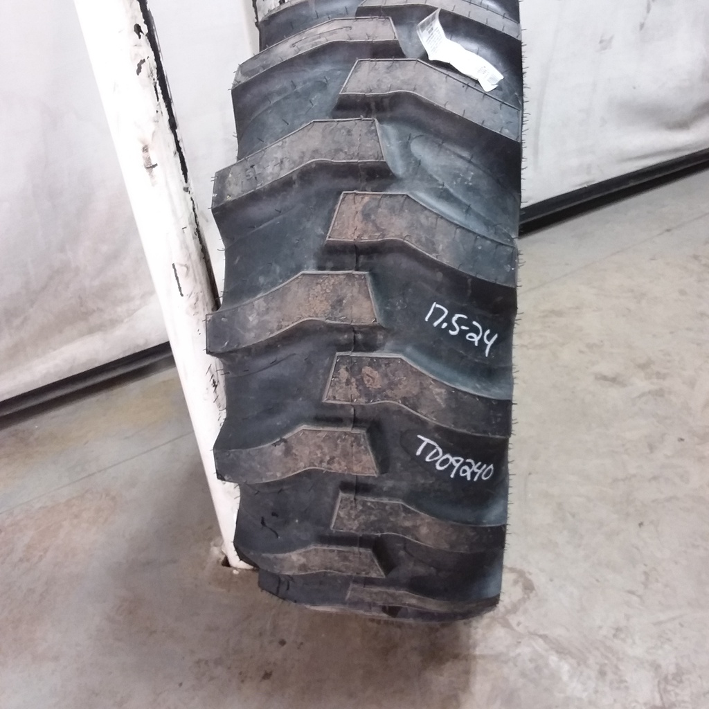 17.5/L-24 Titan Farm Industrial Tractor Lug R-4, C (6 Ply) 99%