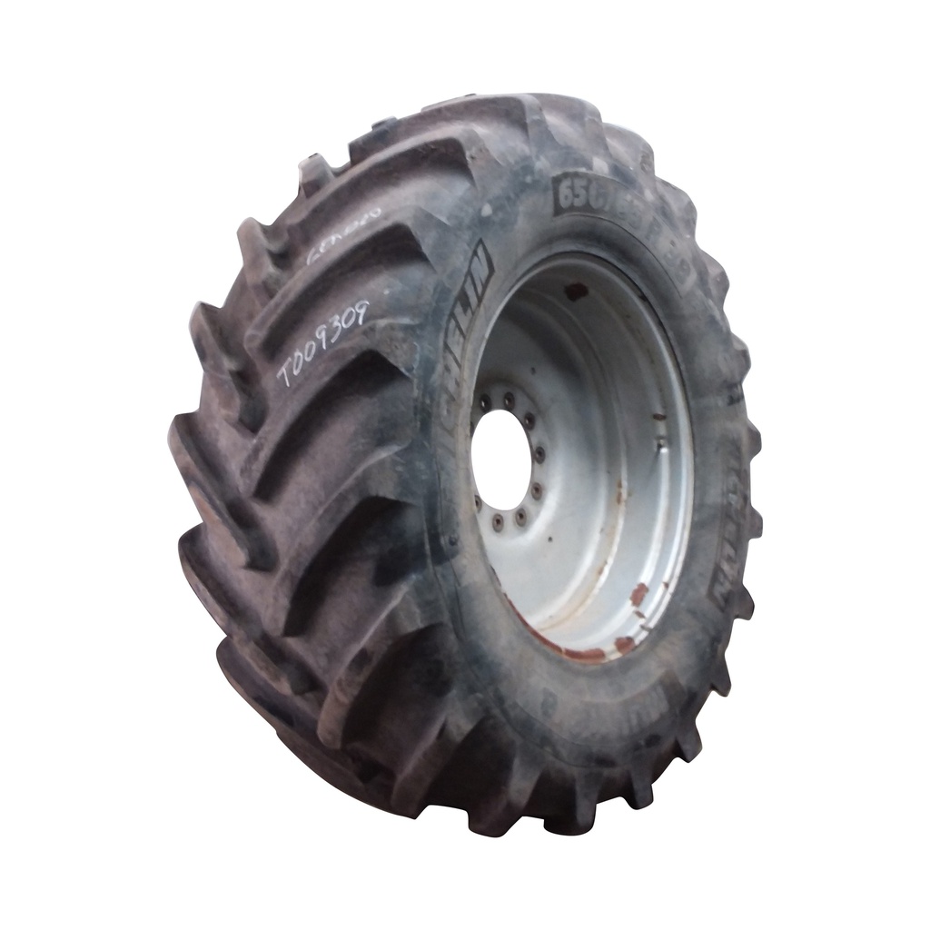 650/65R38 Michelin Multibib R-1W on Case IH Silver Mist 10-Hole Formed Plate Sprayer 80%