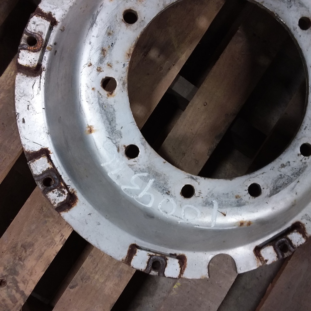 10-Hole Stub Disc Center for 28"-30" Rim, Case IH Silver Mist