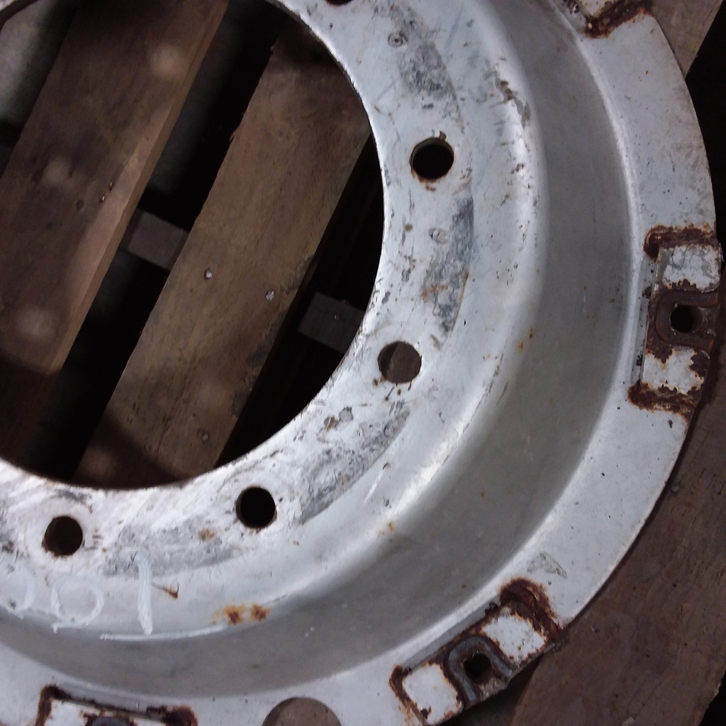 10-Hole Stub Disc Center for 28"-30" Rim, Case IH Silver Mist