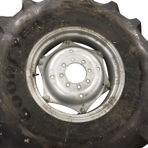 [WT005700CTR-Z] 8-Hole Rim with Clamp/Loop Style Center for 24" Rim, Case IH Silver Mist