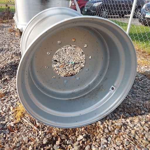 [131309] 20"W x 22.5"D, Case IH Silver Mist 10-Hole Hub Pilot , 0" Offset