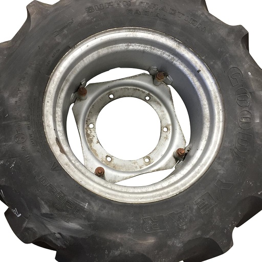 [WT005699CTR-Z] 6-Hole Clamp/Loop Style Center for 20" Rim, Case IH Silver Mist