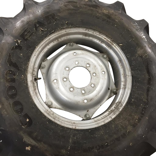 [WT005700CTR-Z] 8-Hole Clamp/Loop Style Center for 24" Rim, Case IH Silver Mist